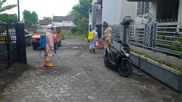 Spraying Tim Gugus Tugas Covid-19 Condongcatur oleh Destana CC pada  Hari, Tgl : Senin,  07 Juni 2021 Pukul      : 15.30 wib Tempat   :     Blok III RT 07 RW 60       Padukuhan Joho